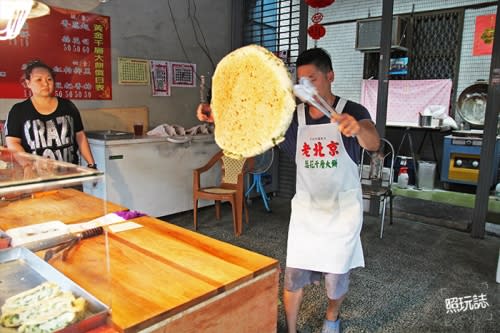 【台中美食】藏身巷弄，比臉大蔥花千層大餅。黑龍江蔥花千層大餅