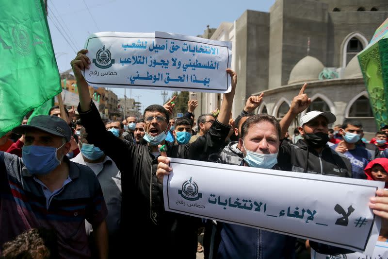 Foto del viernes de seguidores del grupo Hamas protestando en Gaza por la decisión del Presidente palestino Mahmoud Abbas de posponer unas elecciones parlamentarias