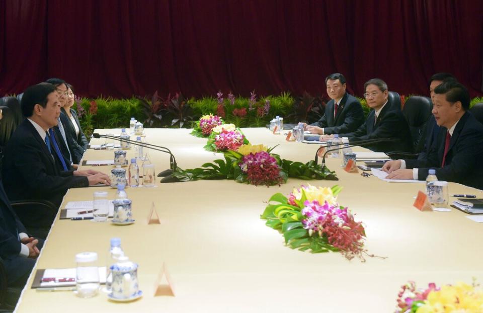 2015年11月7日，時任馬英九總統（左）和中國國家主席習近平（右）率雙方代表，在新加坡舉行歷史性「馬習會」。美聯社