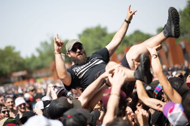 Los fans enloquecen en un festival este verano (Photo: LOIC VENANCE via Getty Images)