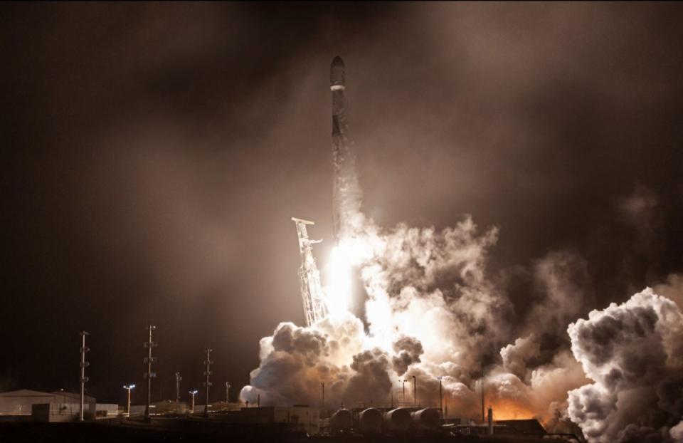 Impresionante fotografía perteneciente al reciente lanzamiento del Falcon 9 encargado de desplegar los 49 satélites de Starlink el pasado jueves 03 de febrero | imagen SpaceX/Starlink