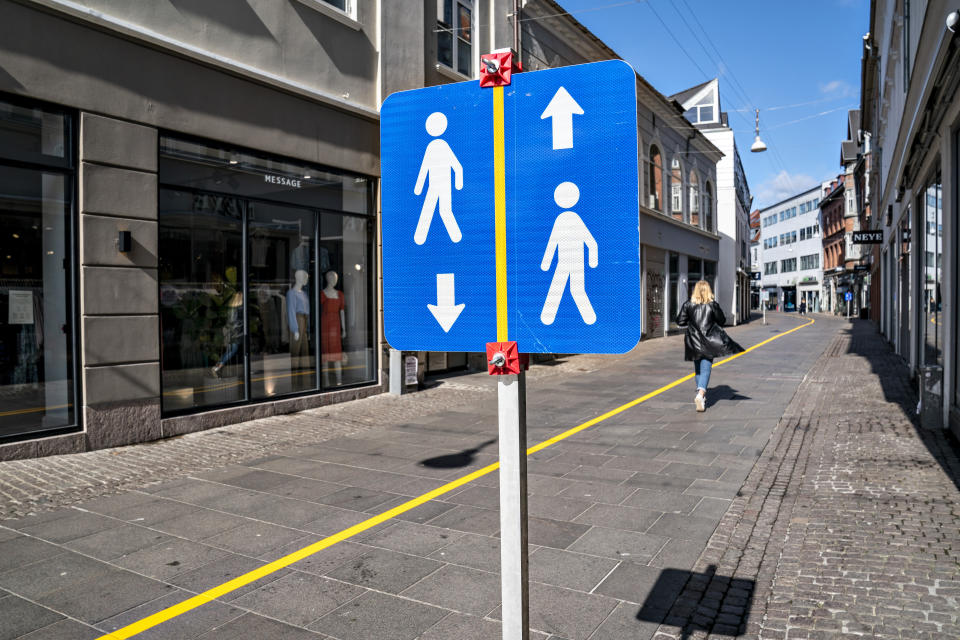 Gelbe Streifen auf dem Boden in Aalborg, Dänemark, markieren die Laufrichtung. So sollen die Abstands-Bestimmungen eingehalten werden. Foto: Henning Bagger / Ritzau scanpix via AP