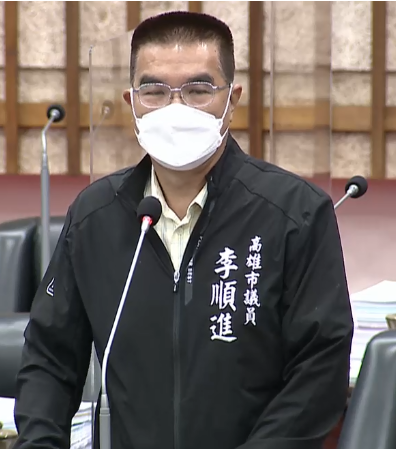 高雄市議員李順進總質詢要求陳其邁市長做好大林蒲遷村，期盼中央和地方善待小港及前鎮鄉親。（記者吳文欽攝）