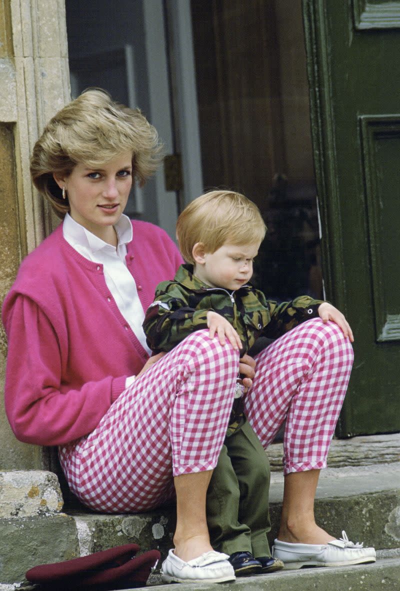 Prinzessin Diana vor Highgrove mit Harry in seiner Armeeuniform im Juli 1986. (Tim Graham Photo Library)