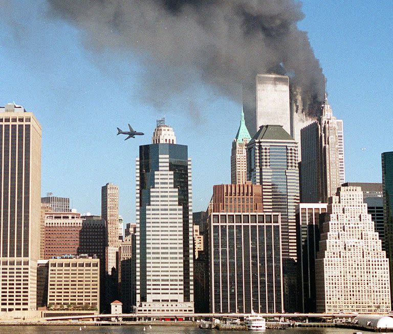 Un segundo avión se acerca al World Trade Center justo antes de chocar contra el rascacielos