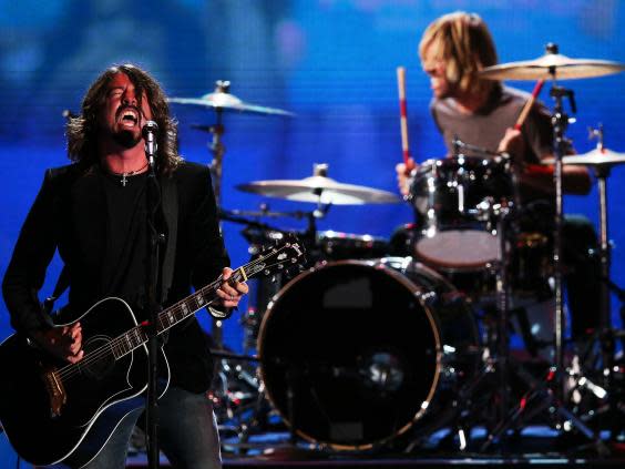 Grohl and Hawkins during a Foo Fighters gig (Getty)