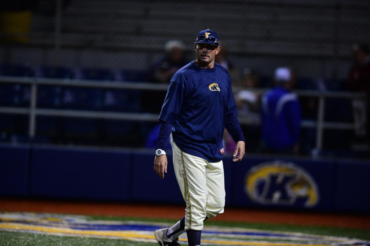 Head coach Jeff Duncan has signed a contract extension that will keep at Kent State through the 2004 season.