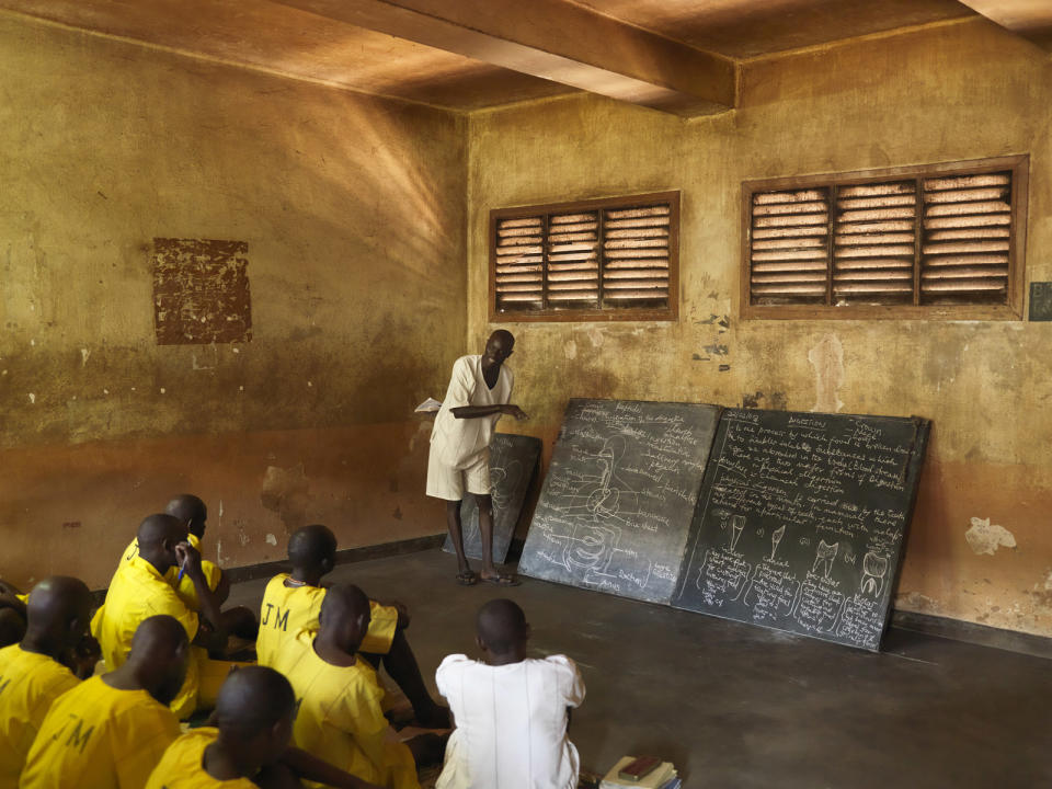 Prisoner teaching, Kirinya, Uganda