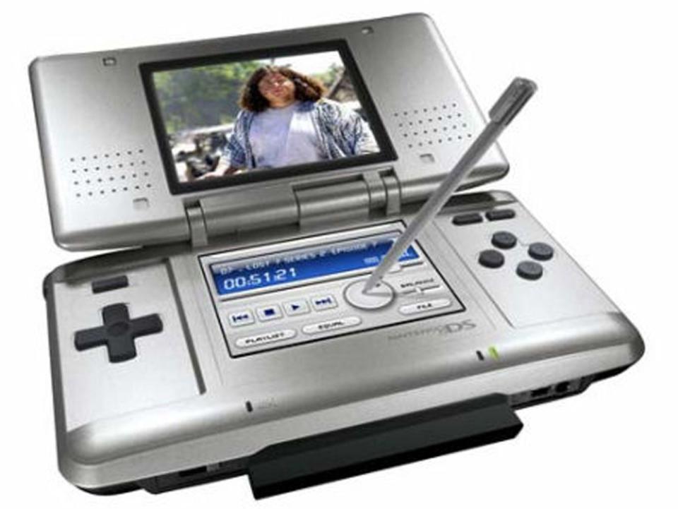 <p>Nintendos DS kam auf weltweit rund 154 Millionen verkaufte Exemplare. Die Besonderheit der Ende 2004 veröffentlichten Konsole war natürlich der titelgebende Dual Screen. Während man oben meist das Spielgeschehen verfolgte, konnte man auf dem unteren Touchscreen mit dem Finger oder einem beigelegten Stift das Inventar bei Rollenspielen verwalten, die Übersichtskarte im Blick behalten oder andere Eingaben vornehmen. (Bild: Datel)</p> 