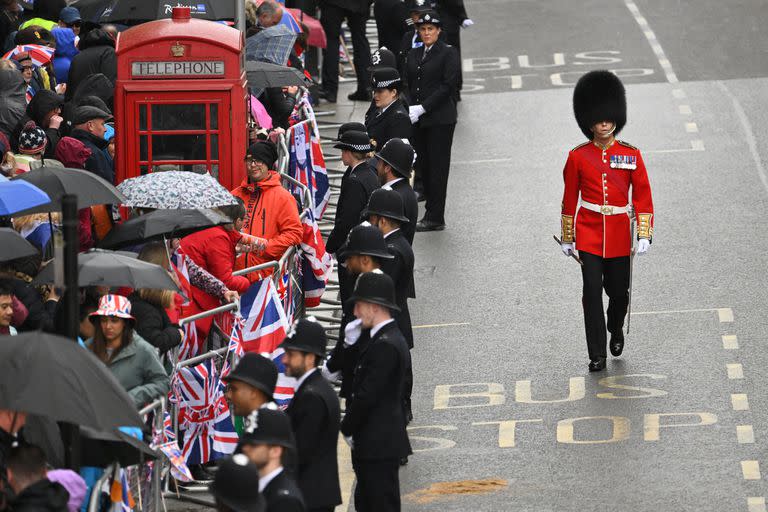 Los oficiales de policía se alinean en la ruta de la 'Procesión del Rey', un viaje de dos kilómetros desde el Palacio de Buckingham hasta la Abadía de Westminster en el centro de Londres, el 6 de mayo de 2023