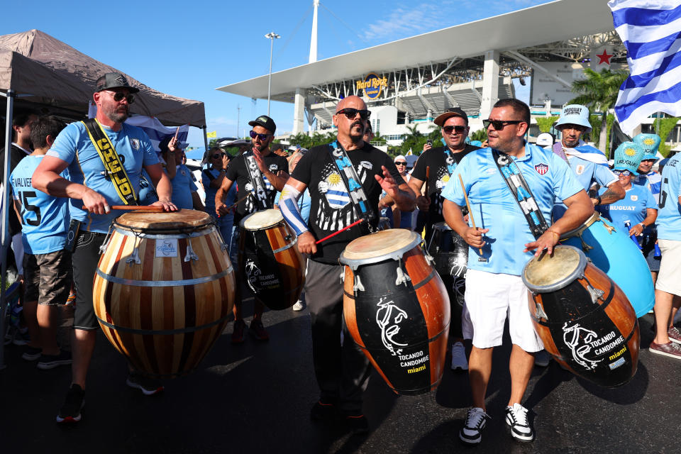 Aficionados uruguayos afuera del Hard Rock Stadium previo al duelo ante Panamá en la Copa América. (Foto: Megan Briggs/Getty Images)