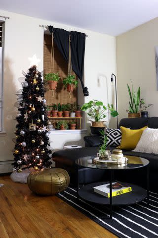 <p><a href="https://www.theglamorousgleam.com/2021/12/black-christmas-tree.html" data-component="link" data-source="inlineLink" data-type="externalLink" data-ordinal="1" rel="nofollow">The Glamorous Gleam</a></p>