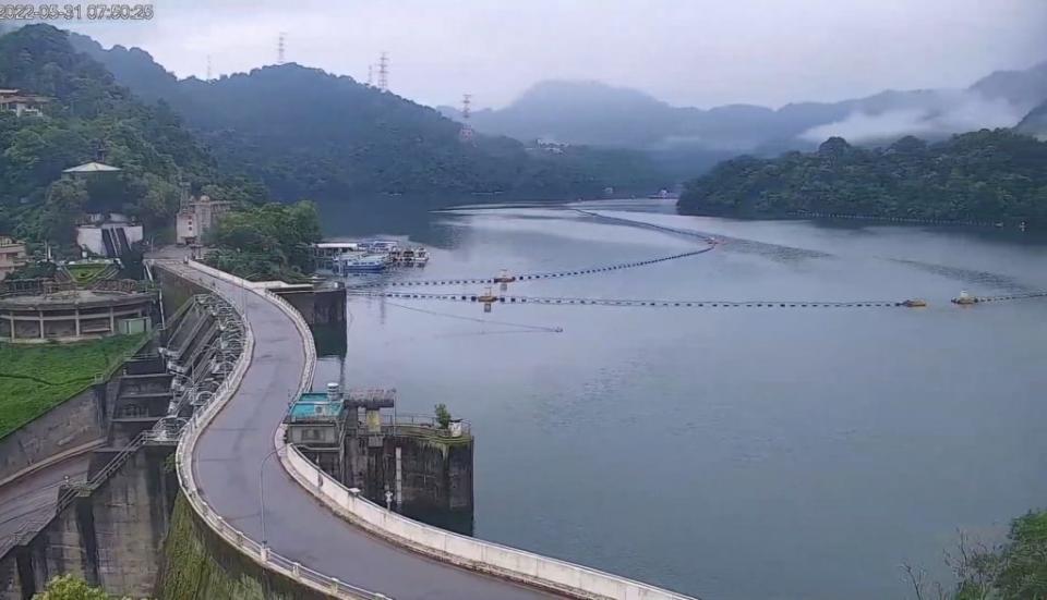 豐沛的梅雨灌飽了石門水庫，滿水位的水庫呈現碧波萬傾的美景。（北水局提供）