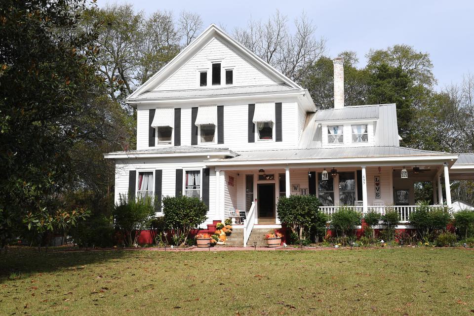 This is Whole Hearts Bed and Breakfast in Wellford. The owner of the business is Sheila Lovekamp.