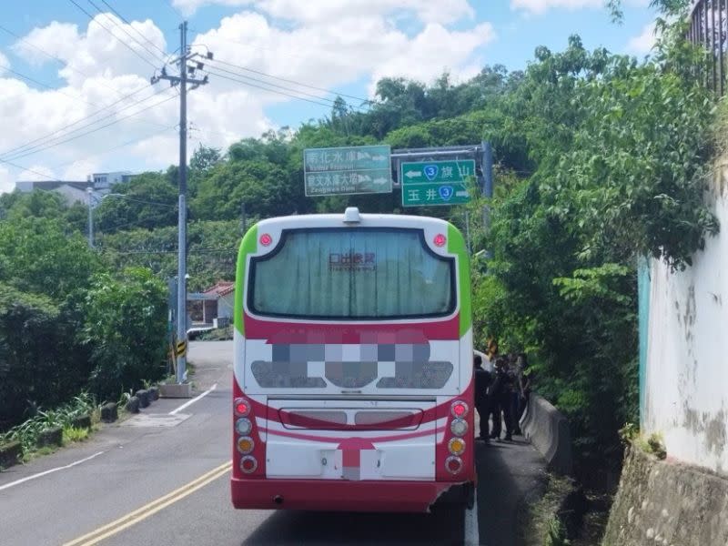 ▲高雄市燕巢區發生一起遊覽車鑰匙未拔遭人遭人開走的離譜竊案，轄區岡山分局獲報後沿路透過警網搜尋，最後在南化區紫竹寺附近發現該部遊覽車。(圖／記者郭凱杰翻攝)