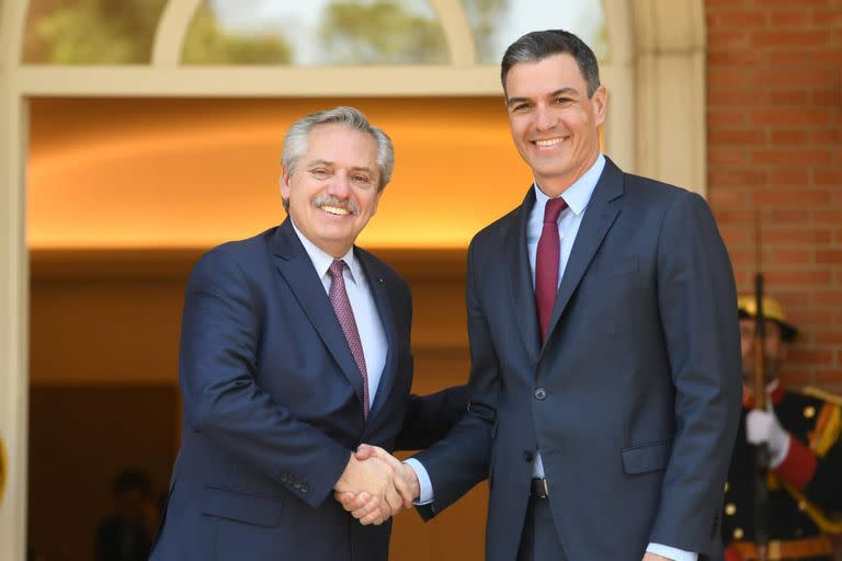 Alberto Fernández y Pedro Sánchez, en el Palacio de la Moncloa