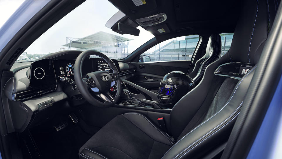 hyundai-elantra-n-debuts-circuit-interior-side_jpg.jpg