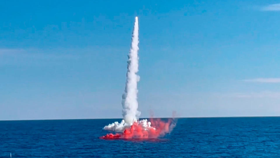 俄羅斯國防部2024年3月21日發布畫面，太平洋艦隊的潛艦沃爾霍夫號（Volkhov, B-603）在遠東演習期間成功試射一枚口徑（Kalibr）巡弋飛彈。美聯社