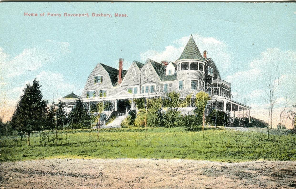 A postcard of Melbourne Hall in Duxbury.