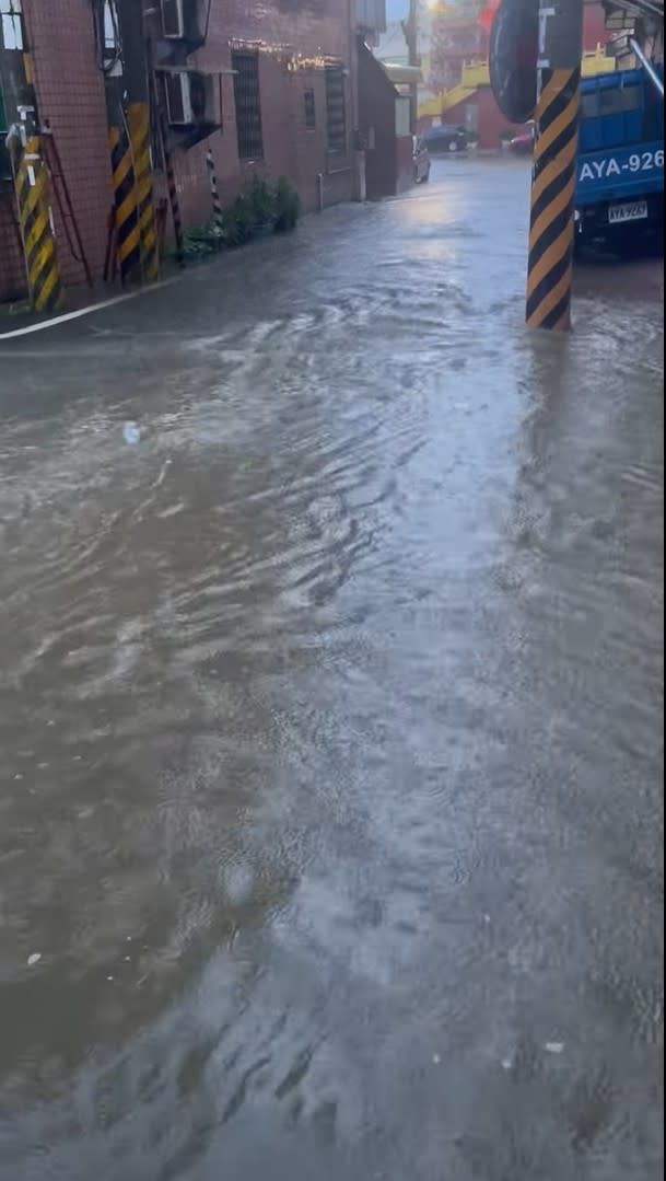 新竹網友PO出的淹水畫面。FB@新竹爆料公社