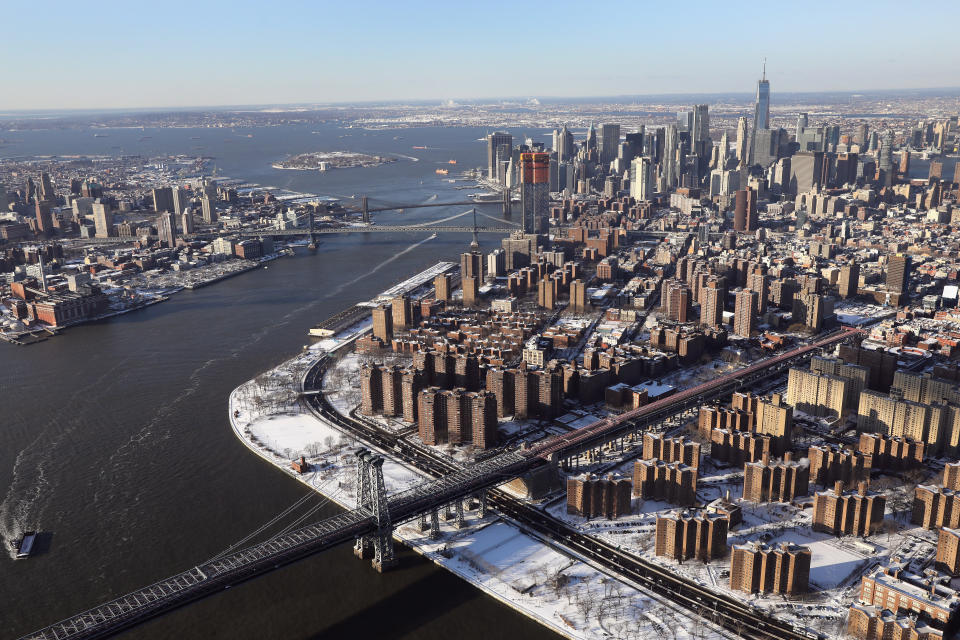 The Williamsburg Bridge stretches into Manhattan on January 5, 2018 in New York City.&nbsp;