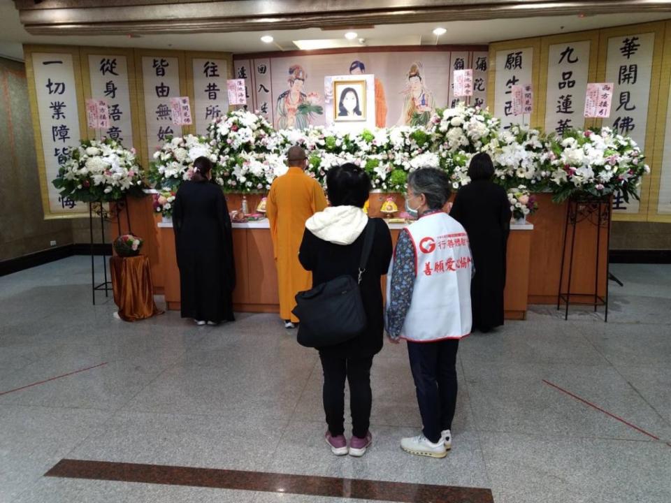 新北市警局鑑識中心透過「善願愛心協會」，日前在台北市第二殯儀館為死者辦理了一場遲了14年的告別式。（新北市警局提供）