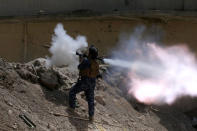 An Iraqi Federal Police member fires an RPG towards Islamic State militants during a battle in western Mosul, Iraq, May 28, 2017. REUTERS/Alaa Al-Marjani