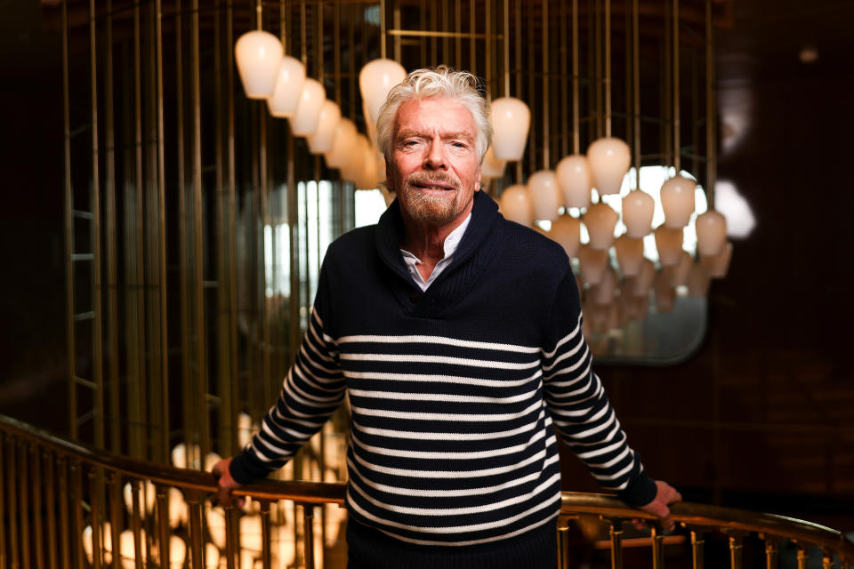 Richard Branson, fundador de Virgin Group, posa para una fotografía a bordo de su nuevo crucero, el Scarlet Lady en Dover Port en Dover.