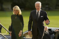 El presidente de Estados Unidos Joe Biden acompañado por la primera dama Jill Biden llega al Palacio de Buckingham en Londres el 18 de septiembre de 2022. El rey Carlos III ofreció una recepción para jefes de Estado en el Palacio de Buckingham el domingo por la noche previo al funeral de Estado de la reina Isabel II el lunes. (Foto AP/Markus Schreiber, Pool)