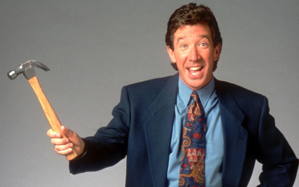 Vor "Hör mal, wer da hämmert" hatte Tim Allen als Stand-up-Comedian Karriere gemacht: In der Rolle des selbsternannten Heimwerkerkönigs Tim Taylor, der in der TV-Sendung von einem Missgeschick zum nächsten stolpert, wurde Tim Allen zum Superstar. Und zum Rekordverdiener: Für die letzte Staffel erhielt er 1,25 Millionen Dollar pro Folge. (Bild: Disney)