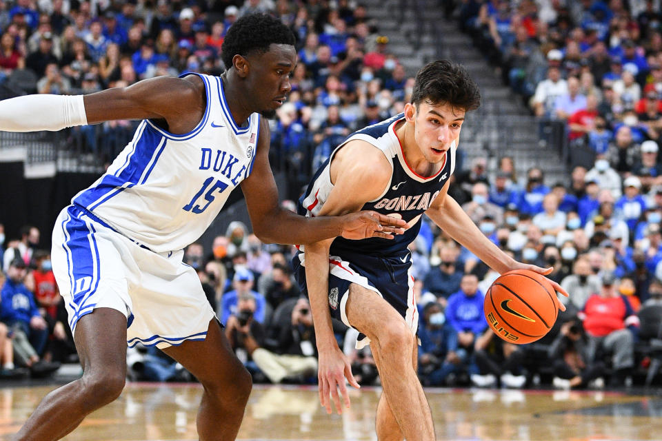 LAS VEGAS, NV - NOVEMBER 26: Gonzaga forward Chet Holmgren (34) drives past Duke Blue Devils center Mark Williams (15) during the Continental Tire Challenge college basketball game between the Duke Blue Devils and the Gonzaga Bulldogs on November 26, 2021, at the T-Mobile Arena in Las Vegas, NV. (Photo by Brian Rothmuller/Icon Sportswire via Getty Images)