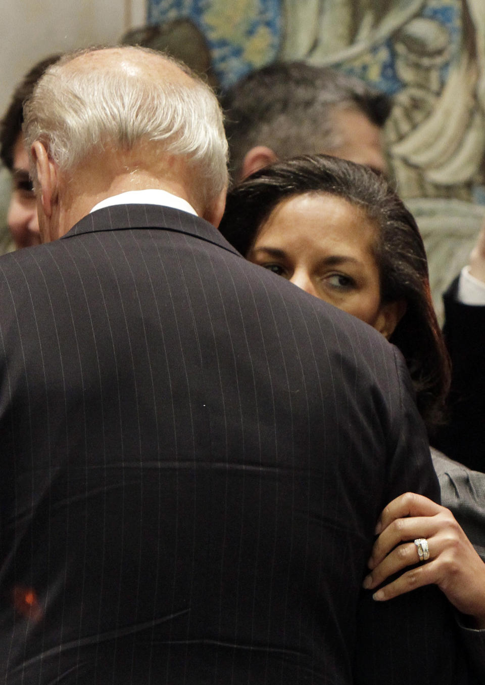 ARCHIVO - En esta imagen de archivo del 15 de diciembre de 2010, Susan Rice, entonces embajadora de Estados Unidos ante Naciones Unidas, susurra algo al vicepresidente de Estados Unidos, Joe Biden, en el Consejo de Seguridad de Naciones Unidas en la sede de la ONU. (AP Foto, Archivo)