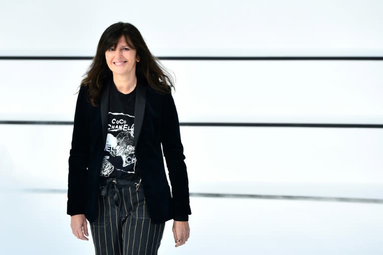 La créatrice de mode française Virginie Viard pour Chanel salue le public à la fin du défilé de la collection de prêt-à-porter féminin automne-hiver 2020-2021 à Paris, le 3 mars 2020 (Christophe ARCHAMBAULT)