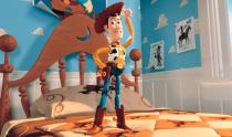 <p>Er ist der Star im Kinderzimmer: Durch seine loyale, aufopferungsvolle Art war die Cowboypuppe Woody lange Zeit das Lieblingsspielzeug des kleinen Andy aus "Toy Story" (1995). Auch wenn dieser Status durch den neuen Space-Ranger Buzz Lightyear kurze Zeit in Gefahr gerät: Am Ende kann sich Woody die Sympathie immer wieder zurückgewinnen. (Bild: Disney)</p> 