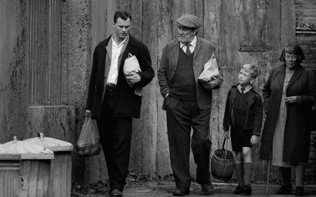 Jamie Dornan as Pa, Ciar&#xe1;n Hinds as Pop, Jude Hill as Buddy and Judi Dench as Granny in Belfast - Rob Youngson / Focus Features