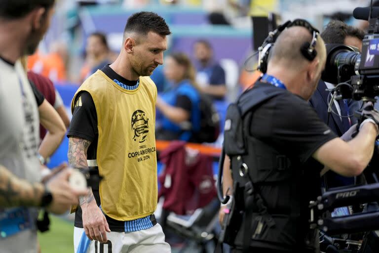 Por los disturbios en el ingreso al estadio Lionel Messi abandona el campo de juego después de calentar antes del partido final de la Copa América.