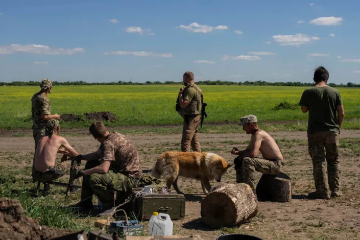 Militares ucranianos descansan después de cavar trincheras cerca de la línea del frente en Donetsk, este de Ucrania, el miércoles (AP)