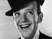 Fred Astaire hingegen prägte das Tanzfilm-Genre wie kein Zweiter. Nicht schlecht für jemanden, über den nach seinem ersten Vorsprechen in Hollywood gesagt worden sein soll: "Kann nicht singen, kann nicht schauspielern, hat eine leichte Stirnglatze, aber kann ein wenig tanzen." Von 1933 bis 1981 stand Astaire vor der Kamera und verstarb 1987. (Bild: Sasha/Getty Images)