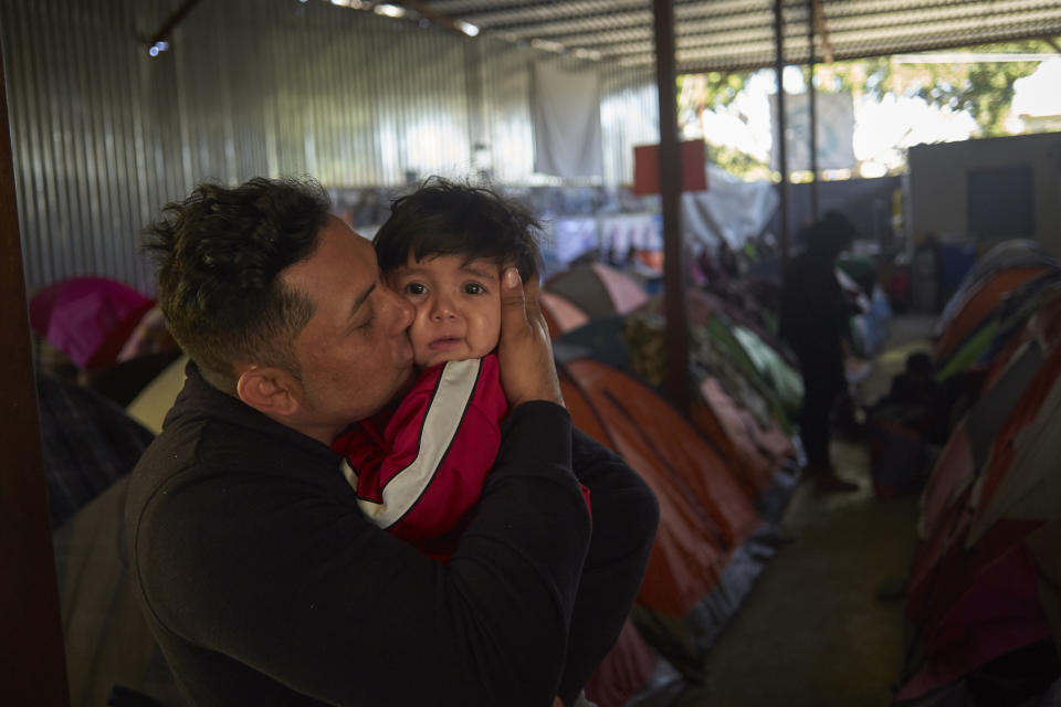 Aunque se han reportado algunos casos de migrantes que afirman falsamente ser familiares al cruzar a Estados Unidos, la gran mayoría de ellos, como el salvadoreño Juan Carlos Perla y su hijo Joshua, son familias legítimas que huyen de la violencia y la pobreza en sus países de origen y buscan una vida mejor en EEUU. (AP Photo/Gregory Bull)