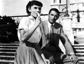 "Ein Herz und eine Krone" ist der etwas seltsame deutsche Titel dieses Klassikers von William Wyler aus dem Jahr 1953. "Roman Holiday" passt da schon besser, schließlich spielt der Film in Rom, wo Prinzessin Ann (Audrey Hepburn) den Reporter Joe (Gregory Peck) kennen- und lieben lernt. Der erste US-Film, der komplett in Italien gedreht wurde, brachte Hepburn den Oscar ein und wurde vom American Film Institute auf Platz drei der besten Liebesfilme aller Zeiten gewählt. (Bild: FilmPublicityArchive/United Archives via Getty Images)