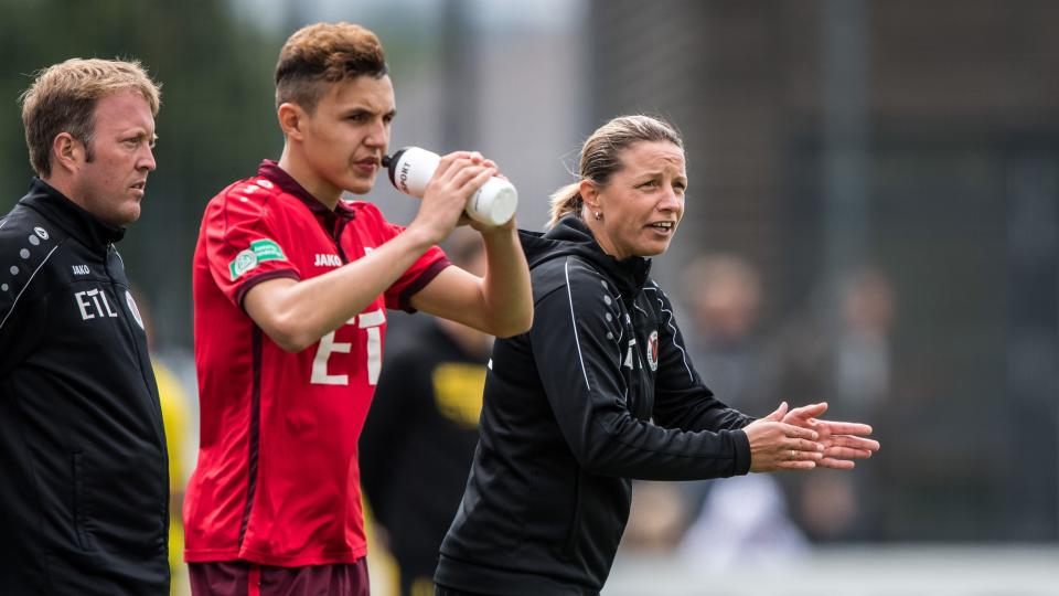 Als Spielerin war Grings bereits enorm ehrgeizig, selbiges zeigt sich nun in ihrer Trainerkarriere. Als Cheftrainerin beim SV Straelen sieht sie sich nach Möglichkeit nur kurz: "Ich möchte nach oben, gar keine Frage. Herrenbereich. Am liebsten Bundesliga. Ich will auch ein Stück weit Geschichte schreiben." Die Vorzeichen stehen nicht schlecht.