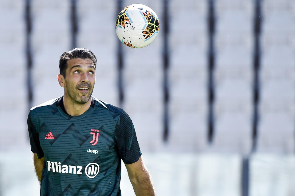 Gianluigi Buffon, arquero de la Juventus, calienta antes del partido ante el Torino, el sábado 4 de julio de 2020. Fue su encuentro número 648 en la Serie A, para imponer un récord (Marco Alpozzi/LaPresse via AP)