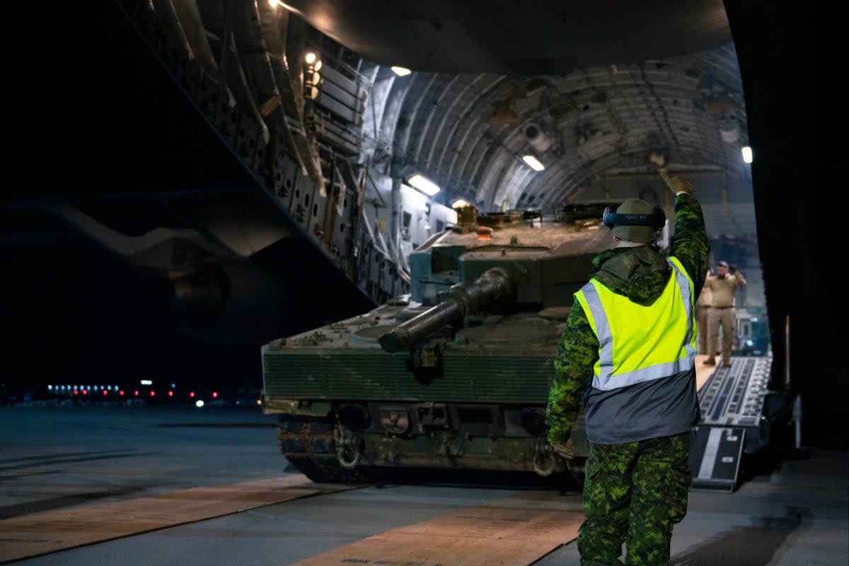 The first Canadian Leopard 2 battle tank has arrived in Poland ( )