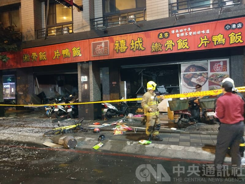 高雄市小港區一家便當店1日晚間用餐時間發生瓦斯氣爆並起火燃燒，威力驚人。（中央社）