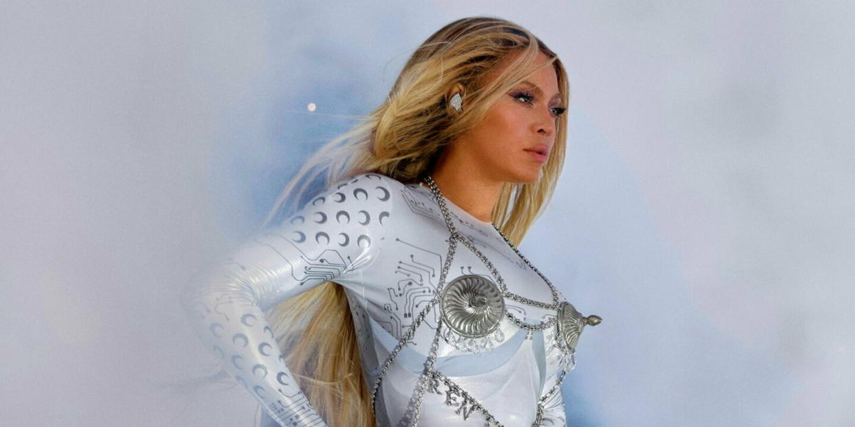 Beyoncé enchaîne les tenues de créateurs pendant son « Renaissance World Tour », comme ce costume signé de la styliste française Marine Serre. - Credit: