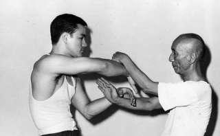 Bruce Lee s’entraînant au wing chun, un art martial traditionnel chinois, avec le célèbre maître Yip Man, en 1953. Selon “The Independent”, les paroles de Silliphant étaient plus empreintes d’“amour vache” que de racisme. Elles “résument le combat de Bruce Lee à Hollywood. Les décisionnaires américains pensaient qu’un acteur asiatique ne serait jamais rentable dans un rôle principal masculin”. . PHOTO ANONYME/WIKIMEDIA