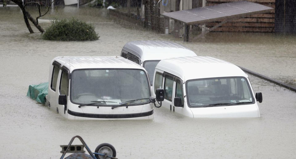 Deadly typhoon smashes Japan, shuts down Tokyo