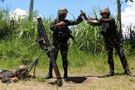 Filipino soldiers prepare to launch a mortar from their combat position as government troops continue their assault against insurgents from the Maute group in Marawi city, Philippines July 1, 2017. REUTERS/Jorge Silva