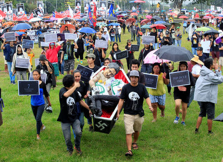 Anti-Marcos protesters carry an effigy of late dictator Ferdinand Marcos lying in a mock coffin during a protest denouncing his burial inside the Libingan ng mga Bayani (Heroes' cemetery) last week, at a Luneta park, metro Manila, Philippines November 25, 2016, . REUTERS/Romeo Ranoco