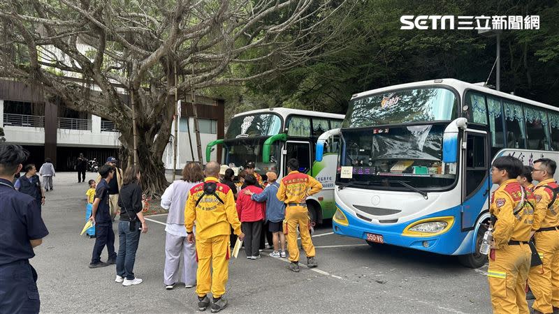 200名留置天祥晶英酒店的遊客及員工搭乘接駁車離開。（圖／翻攝畫面）